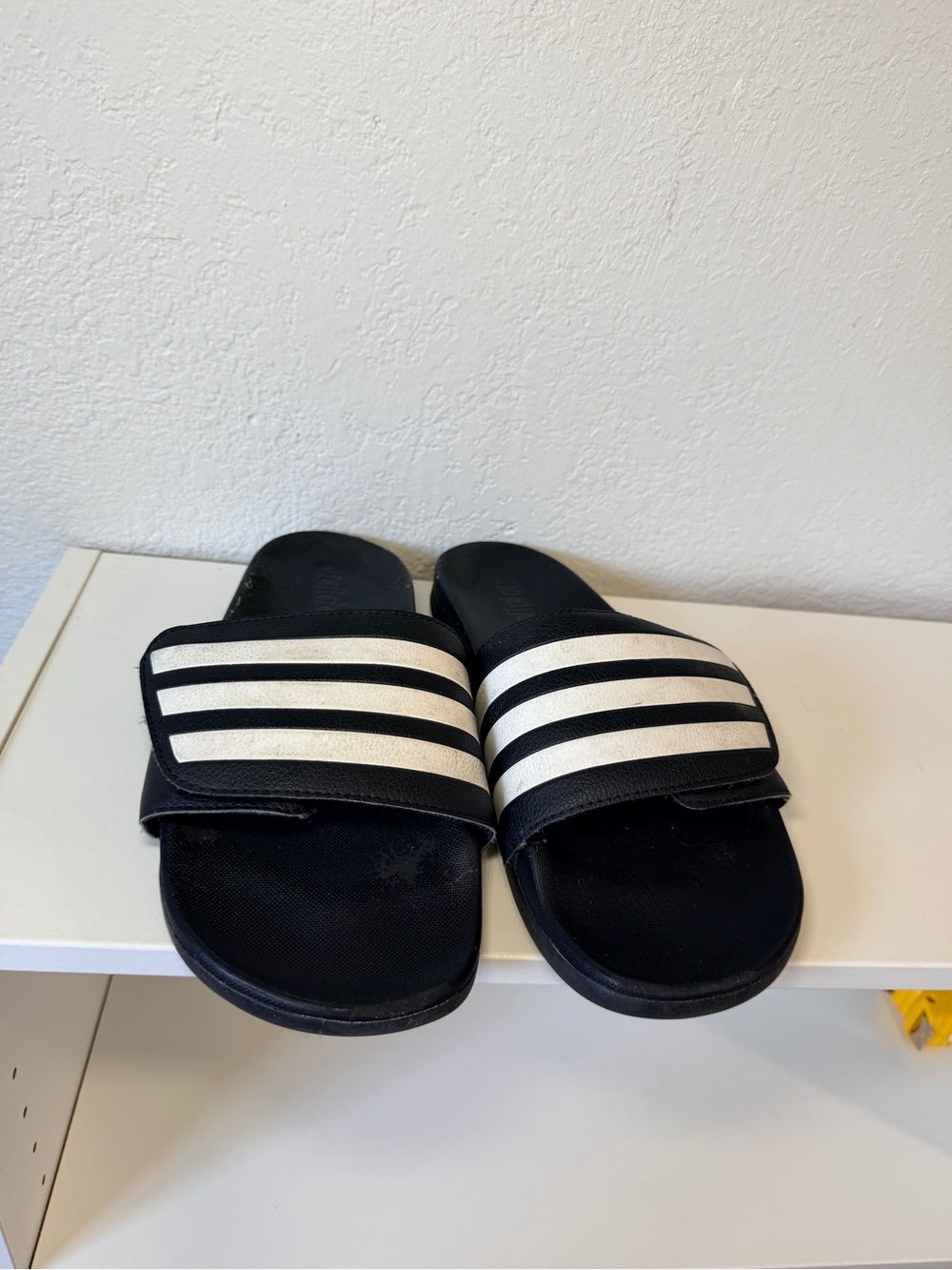 Adidas Adilette Comfort Slides – Men’s US Size 8 (Black/White)